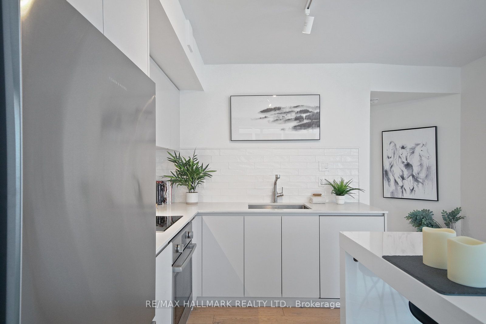 77 Harbour Sq, #502