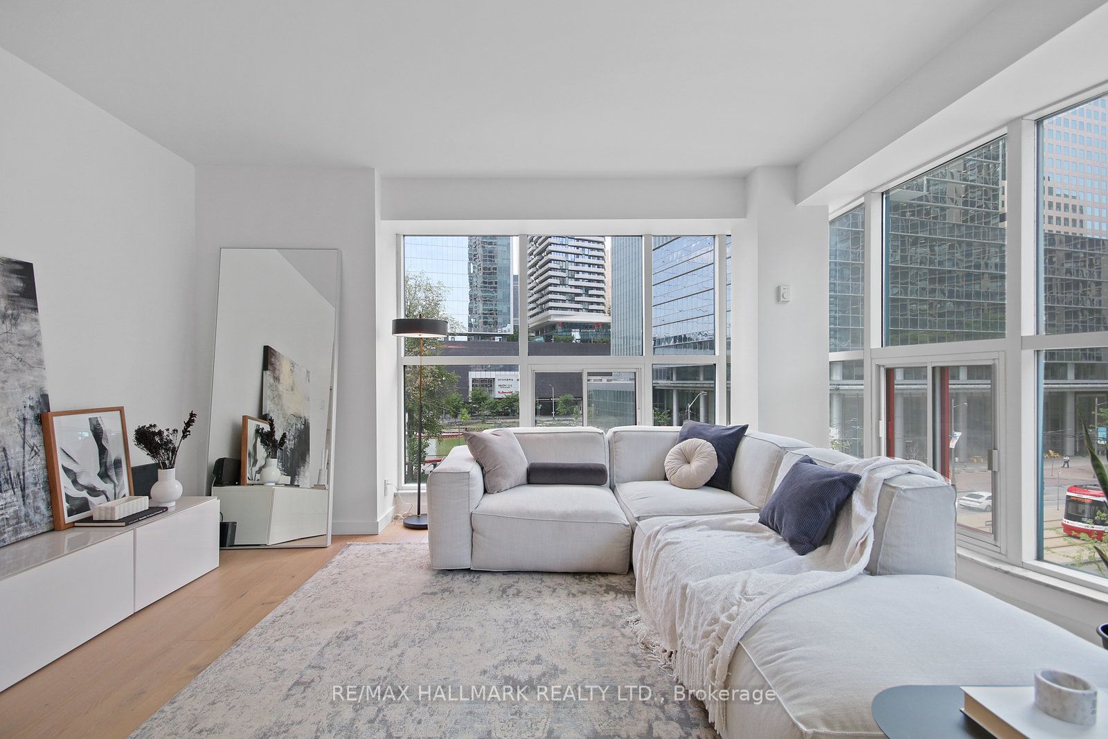 77 Harbour Sq, #502