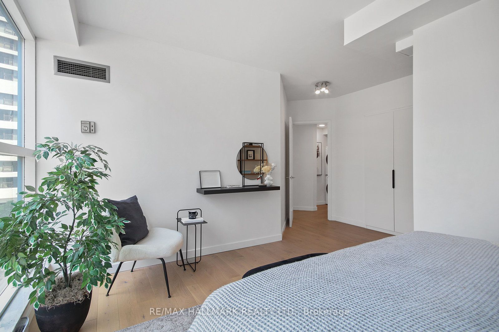 77 Harbour Sq, #502