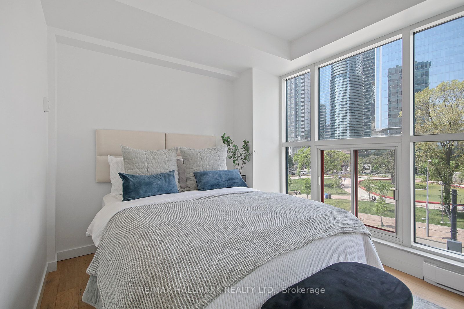 77 Harbour Sq, #502
