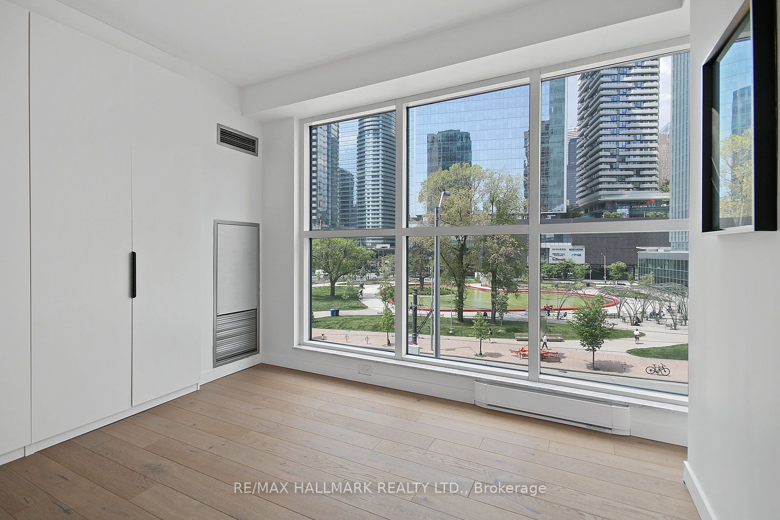77 Harbour Sq, #502
