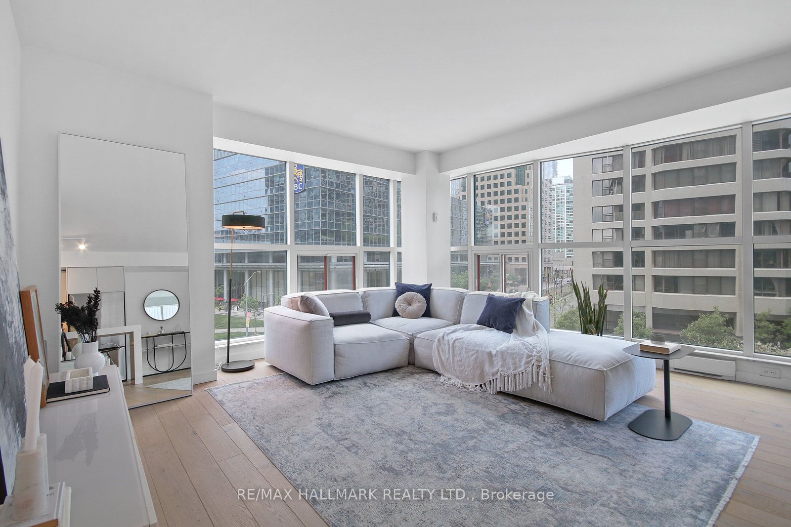 77 Harbour Sq, #502