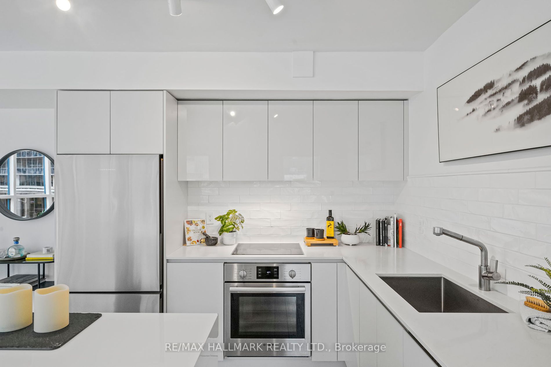 77 Harbour Sq, #502