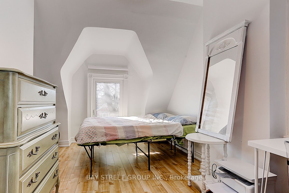 165 Howland Ave