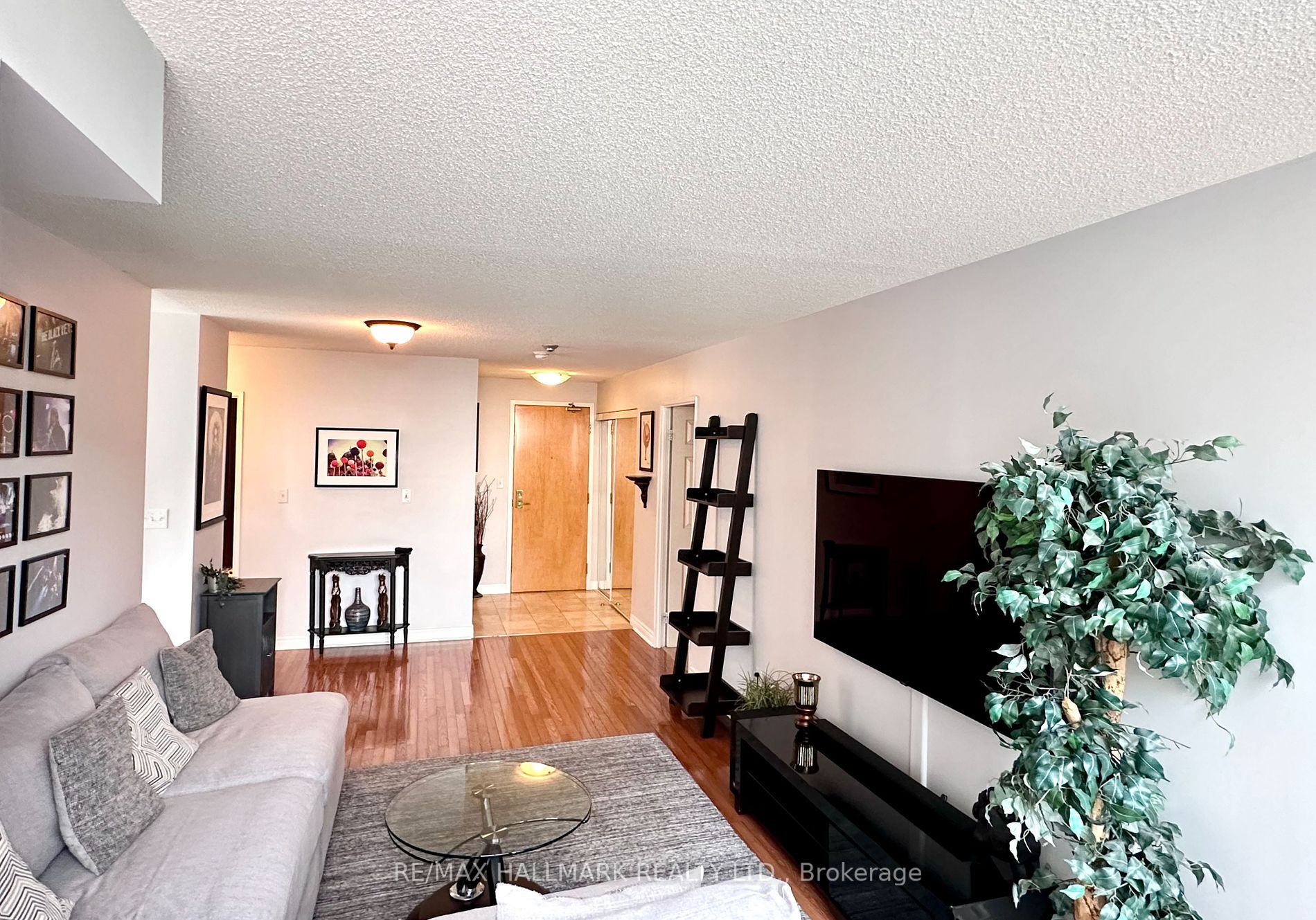 43 Eglinton Avenue E, #1902