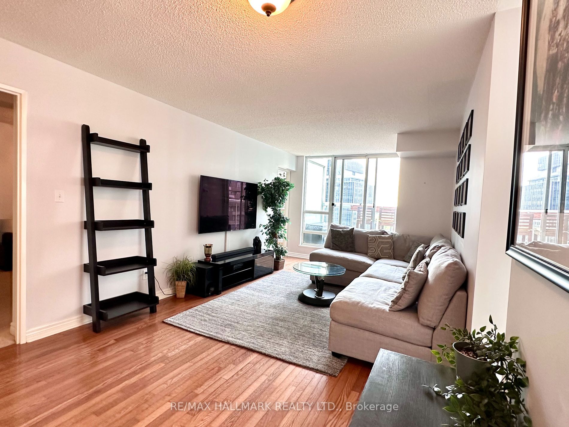 43 Eglinton Avenue E, #1902