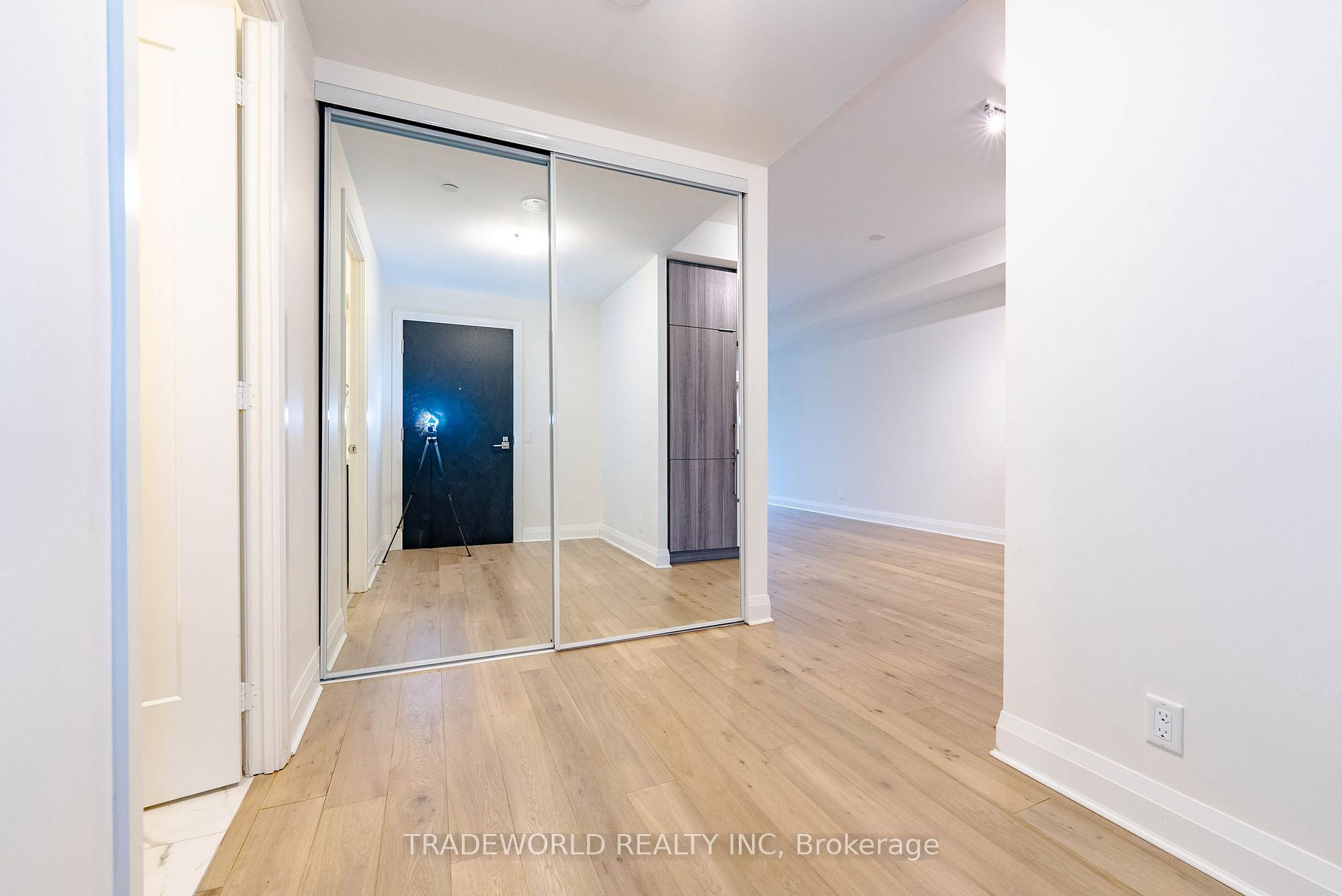 151 Avenue Road, #305