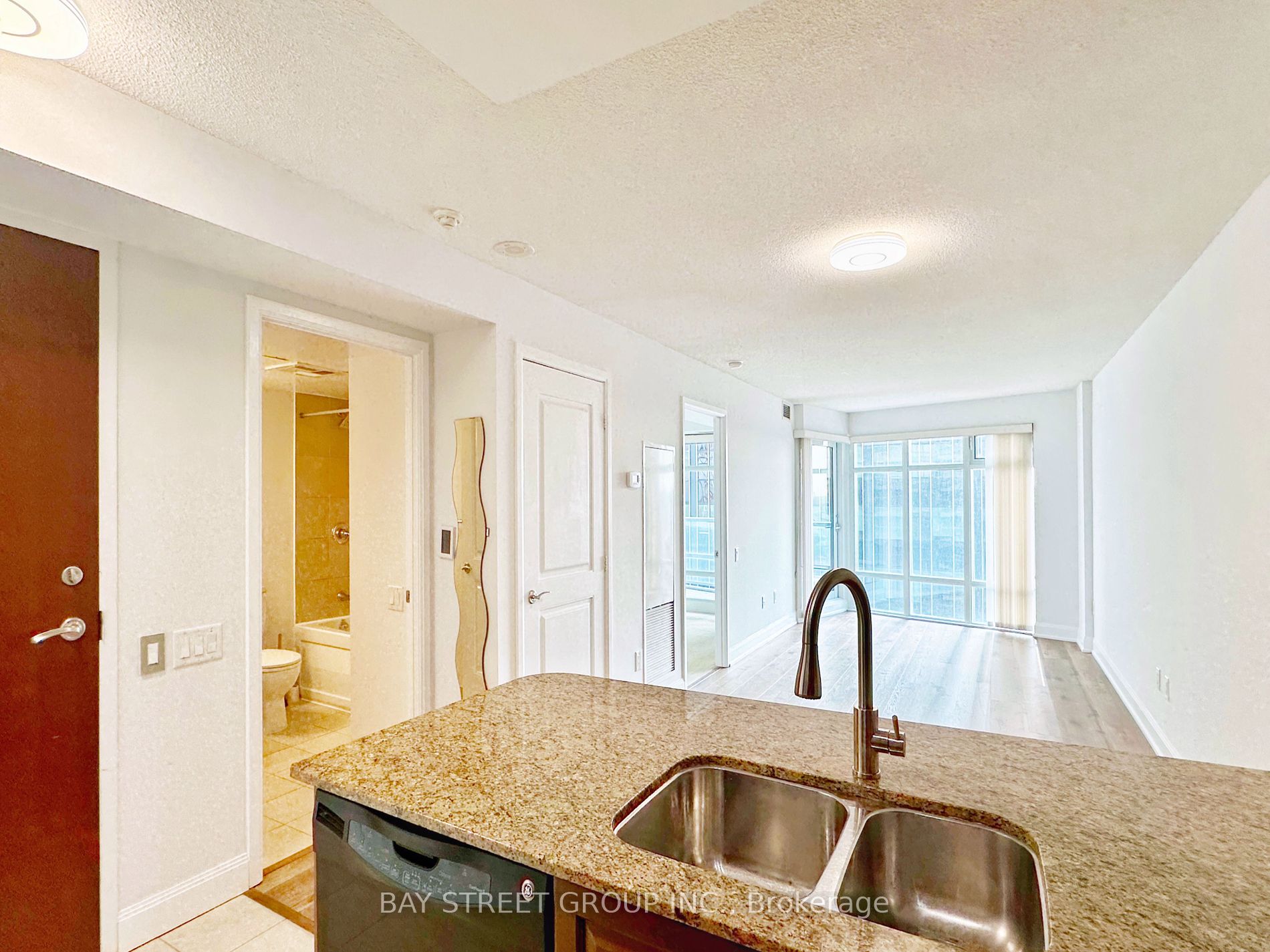 2181 Yonge St, #1406