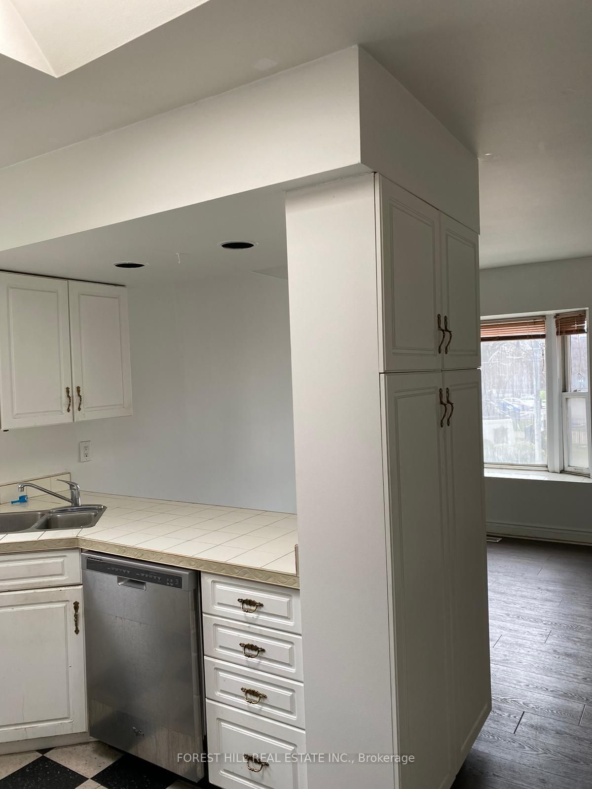 384 Queen Street E