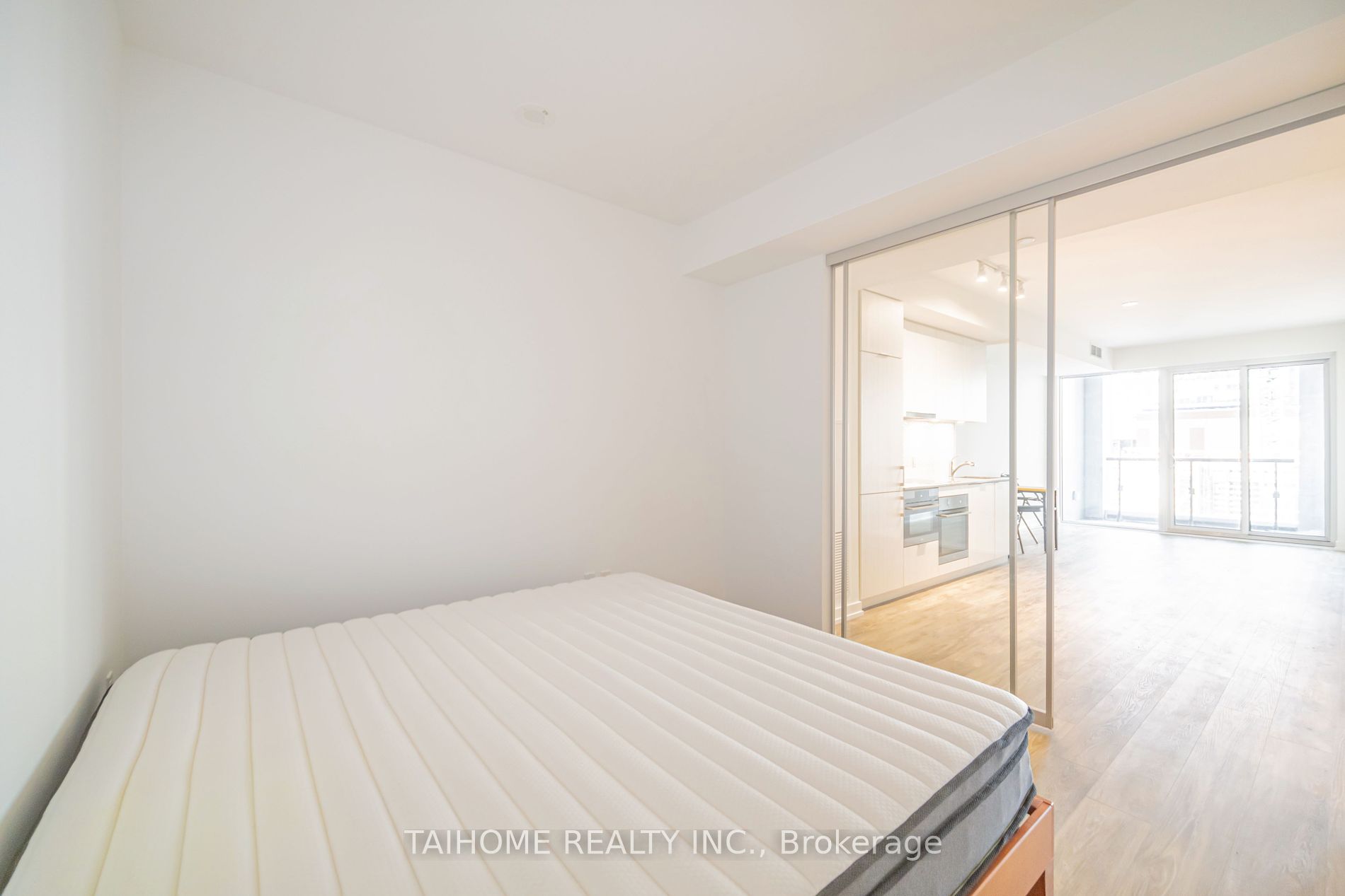 158 Front Street E #813