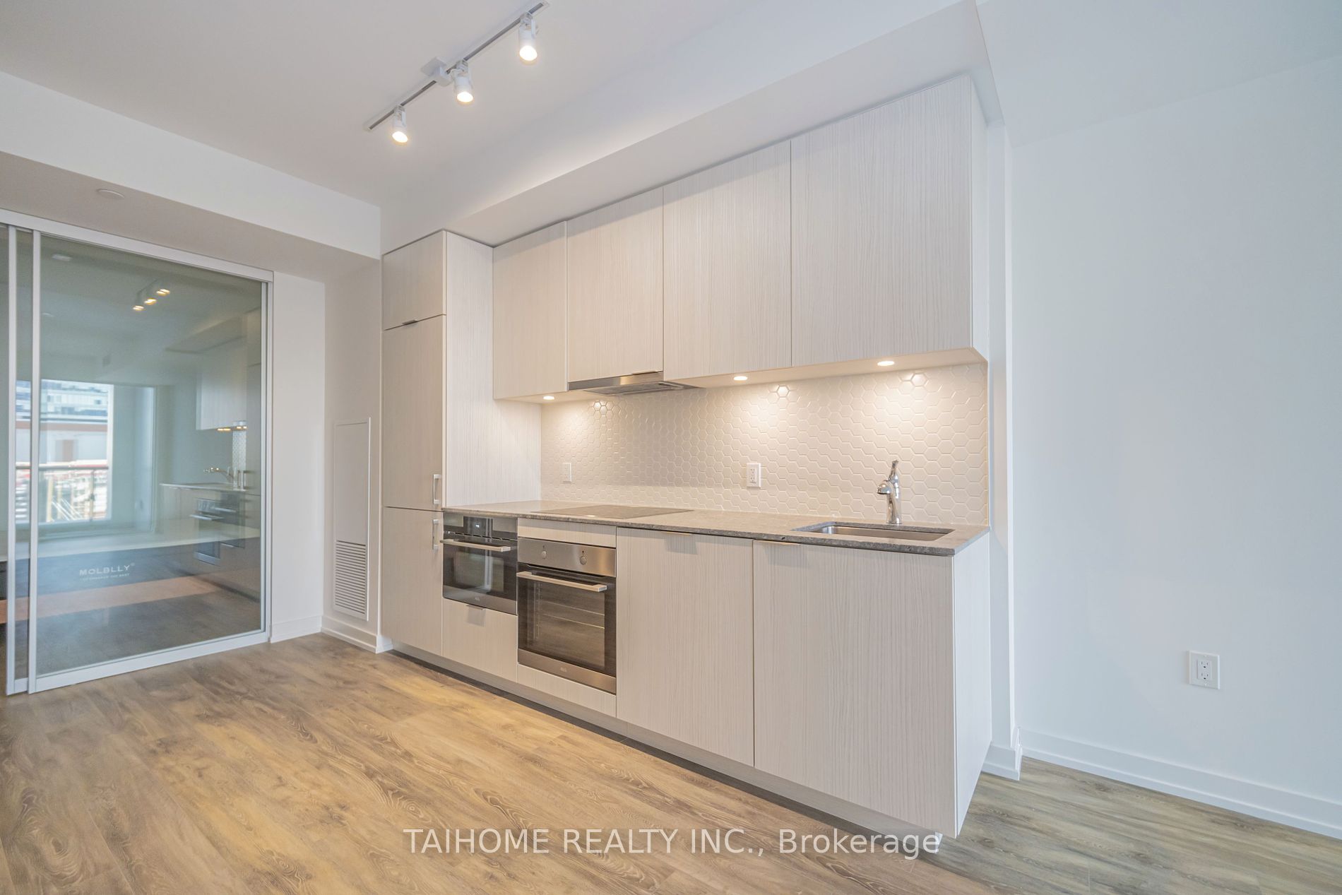 158 Front Street E #813