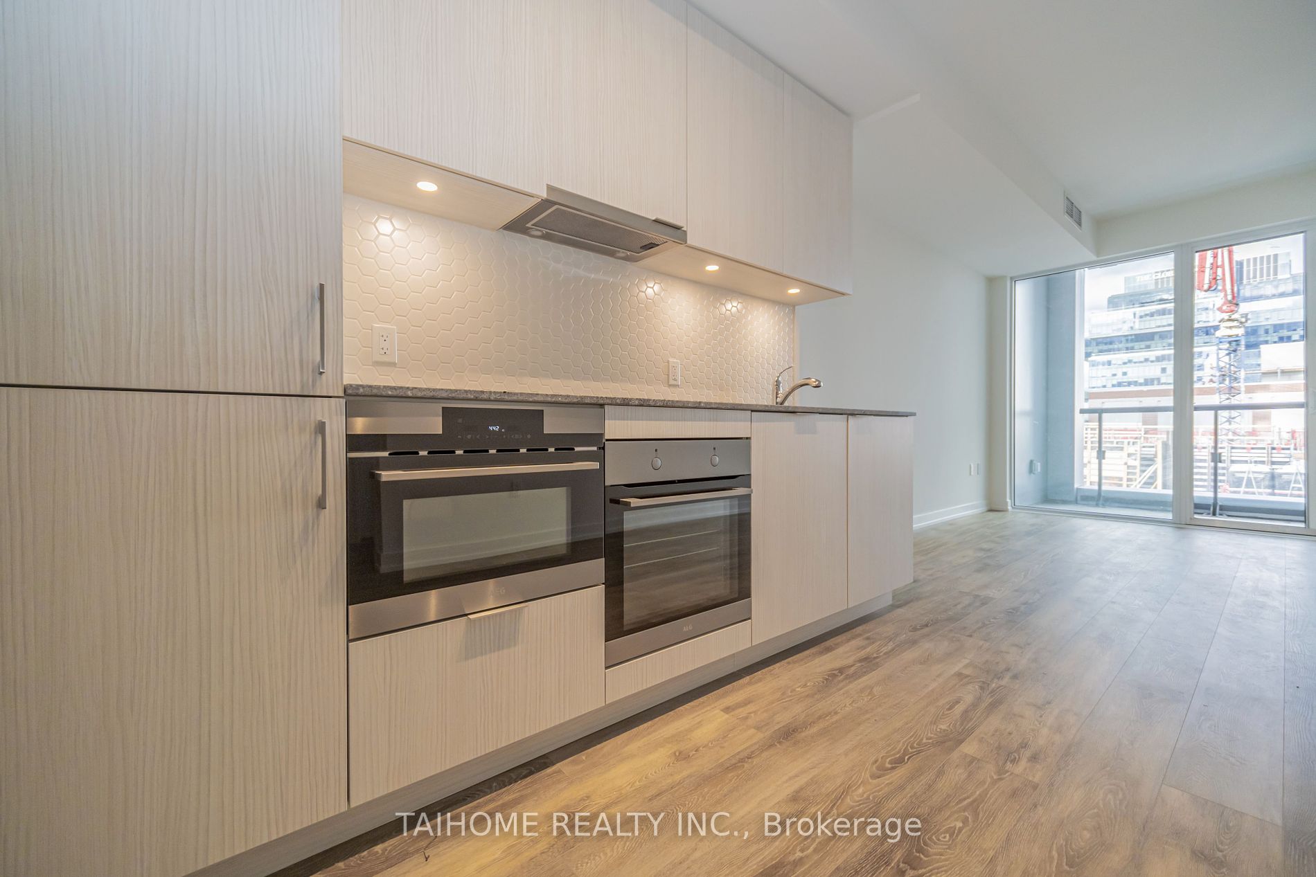 158 Front Street E #813