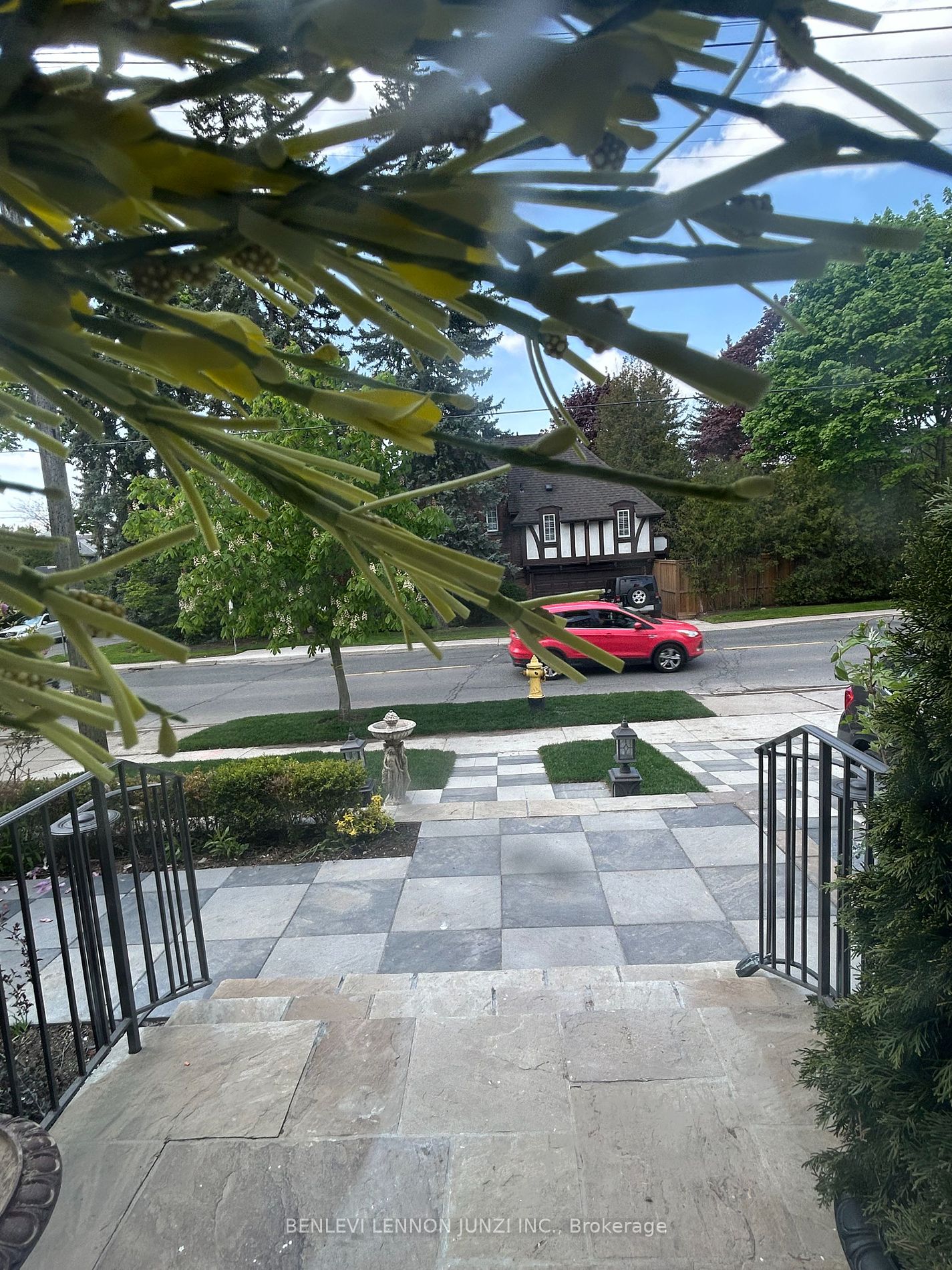 599 Spadina Rd