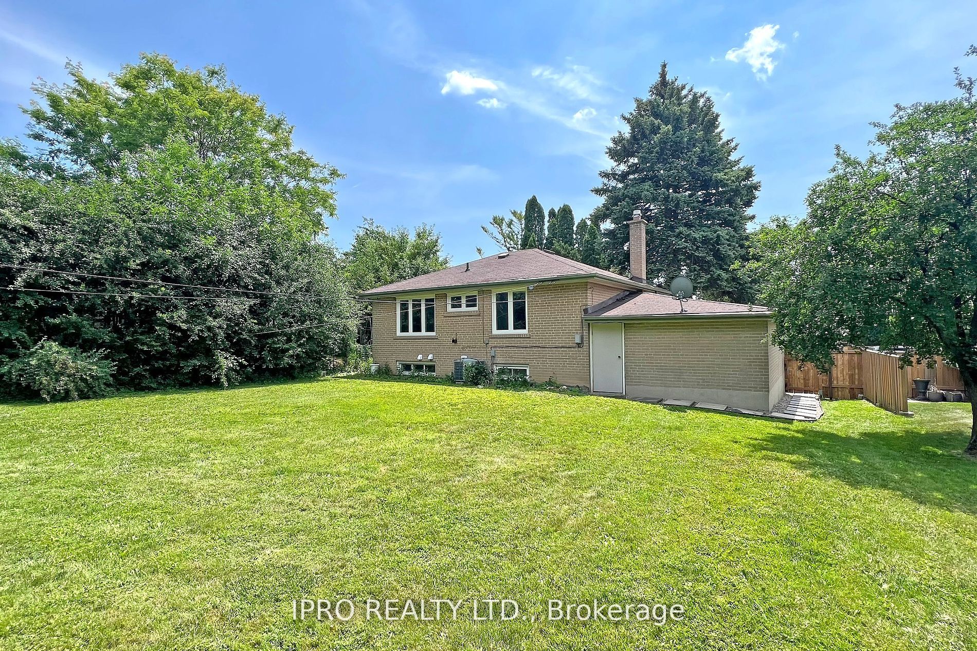 22 Royal Doulton Dr