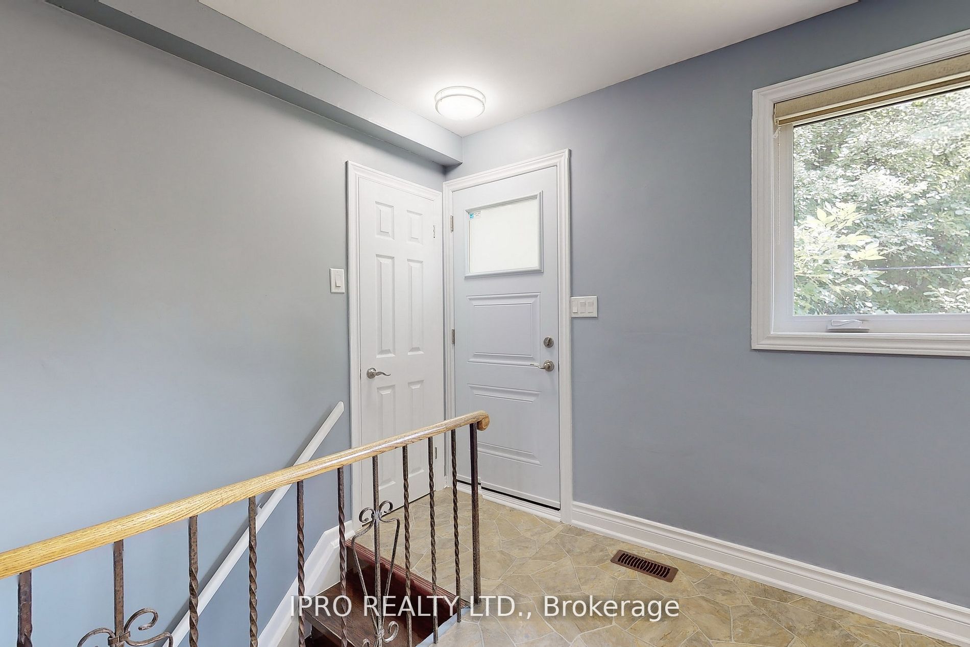 22 Royal Doulton Dr