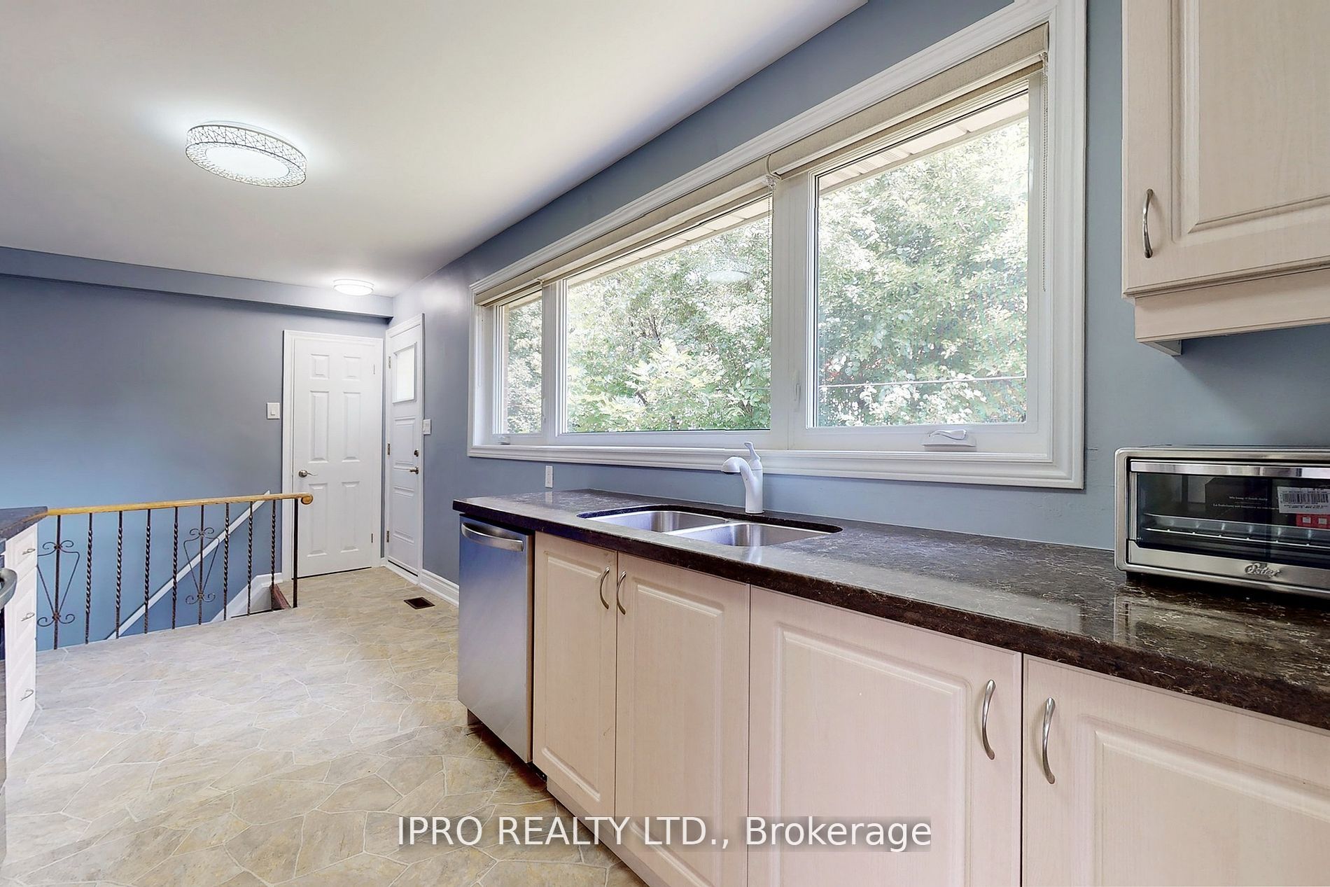 22 Royal Doulton Dr