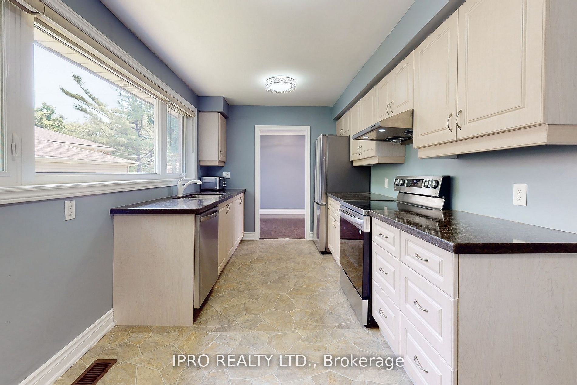 22 Royal Doulton Dr
