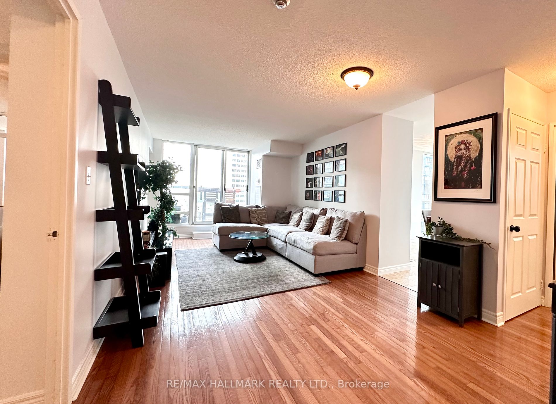 43 Eglinton Avenue E, #1902