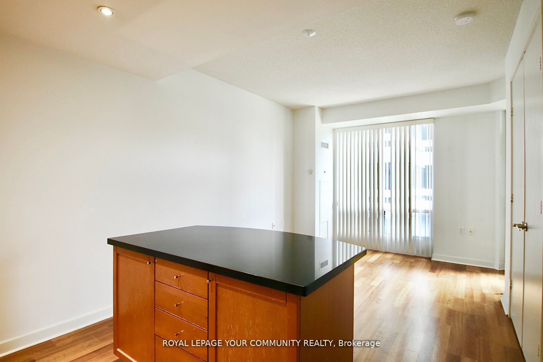 85 Bloor St E, #909