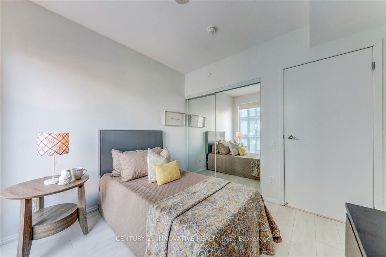 68 Shuter Street #605