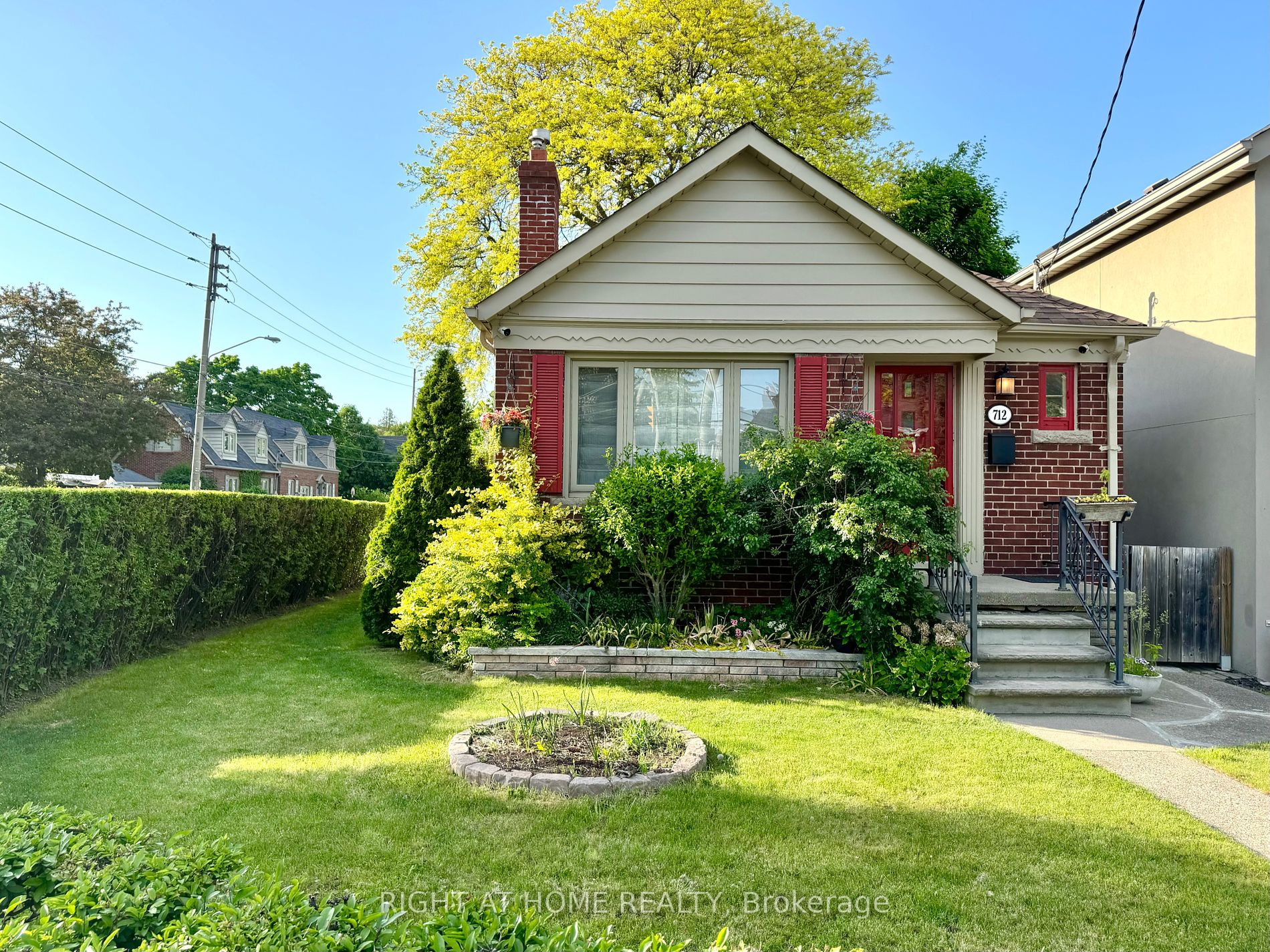 712 Eglinton Avenue E
