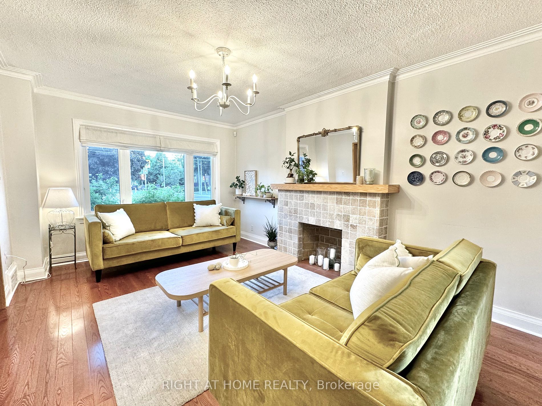 712 Eglinton Avenue E
