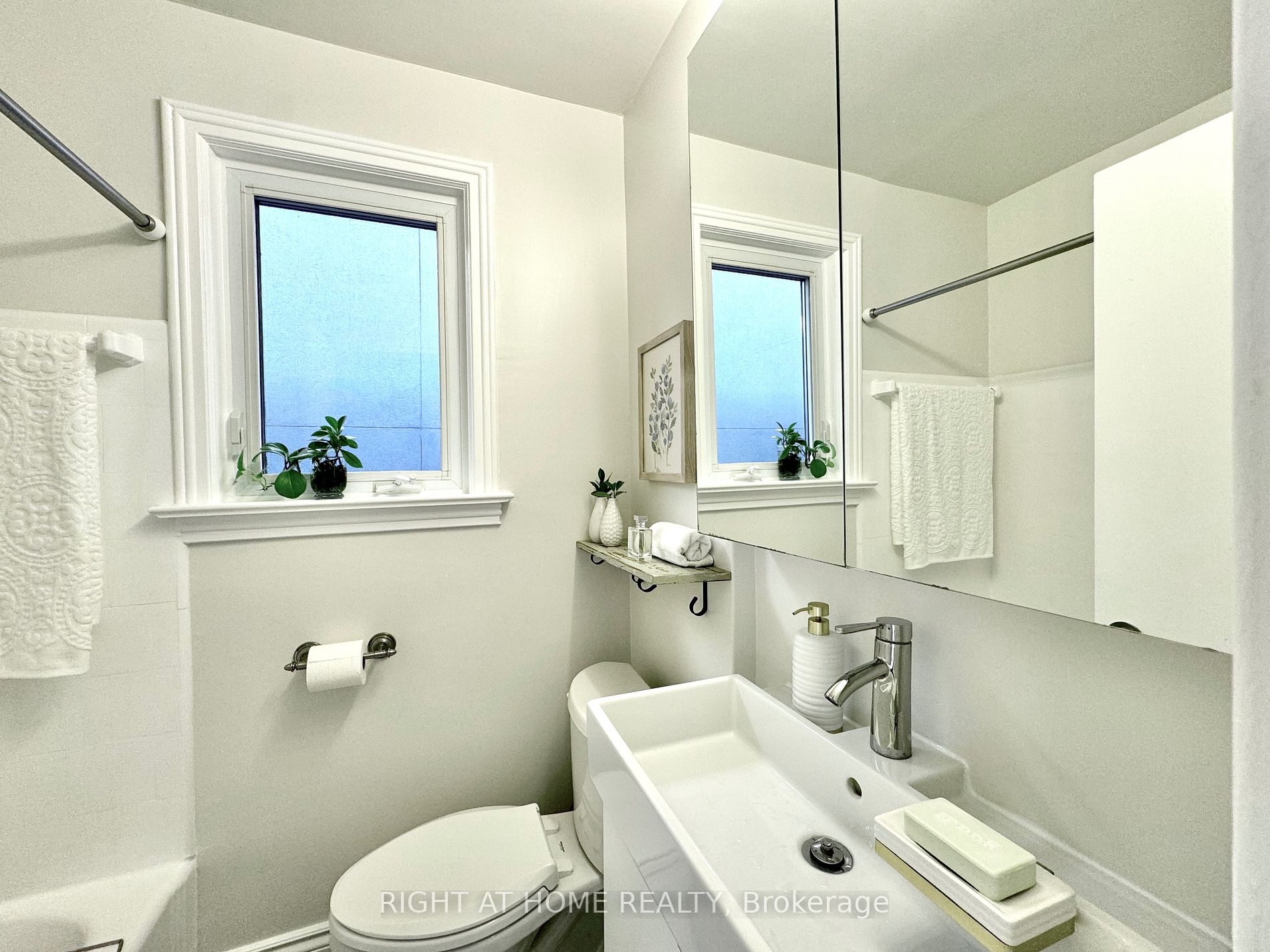 712 Eglinton Avenue E