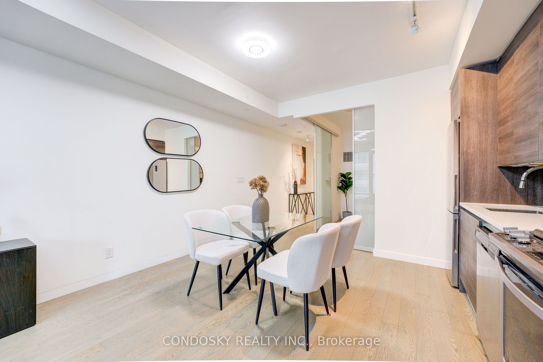 111 Bathurst St, #521