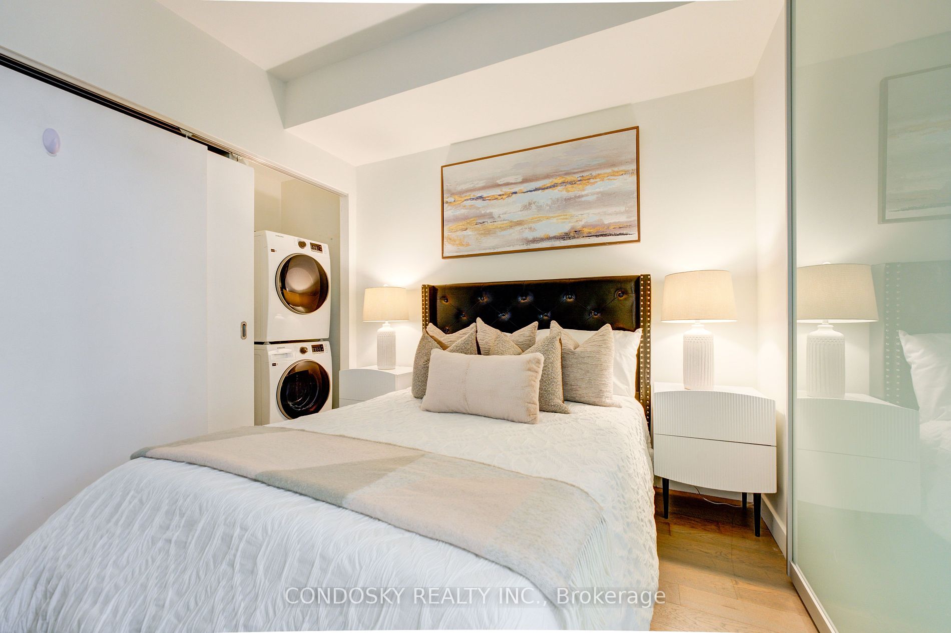 111 Bathurst St, #521