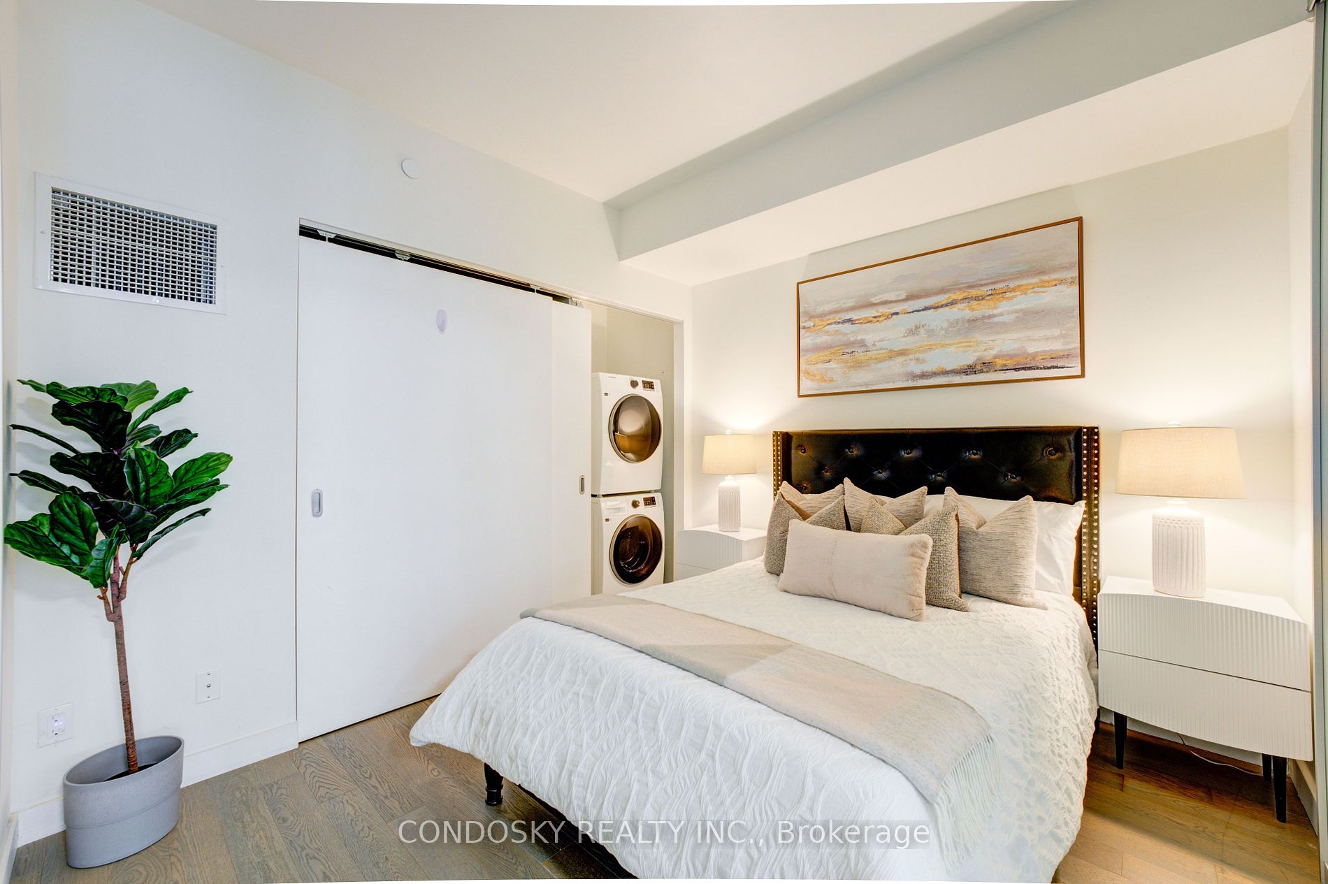 111 Bathurst St, #521