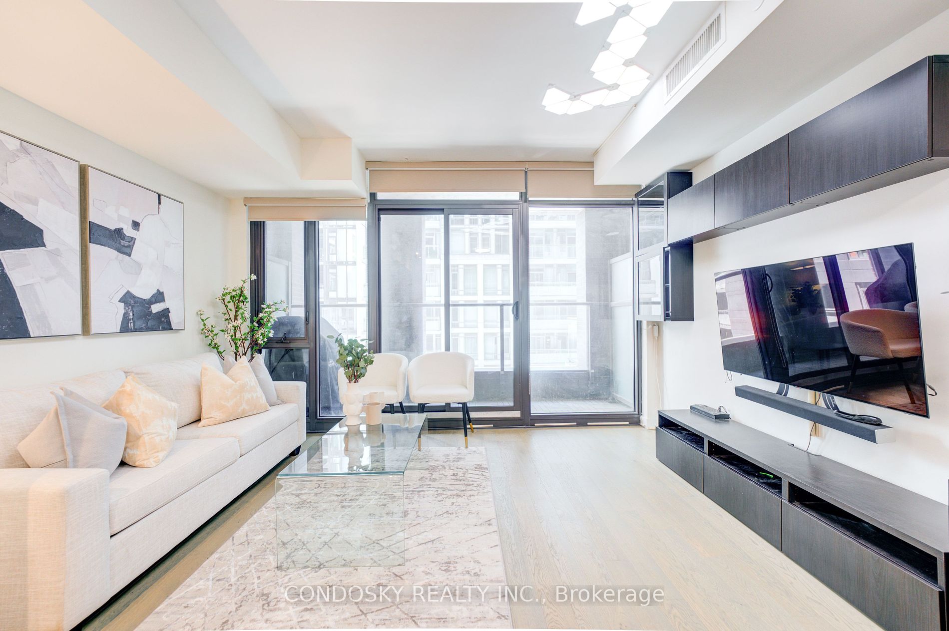 111 Bathurst St, #521