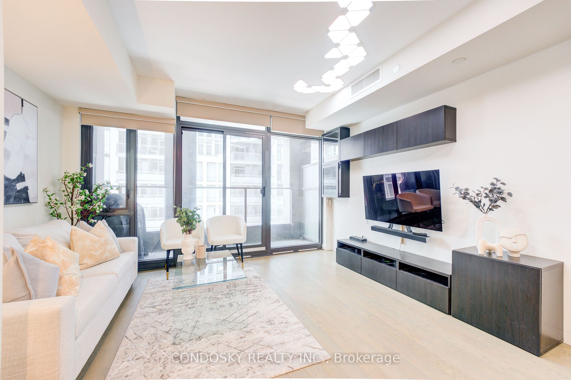 111 Bathurst St, #521