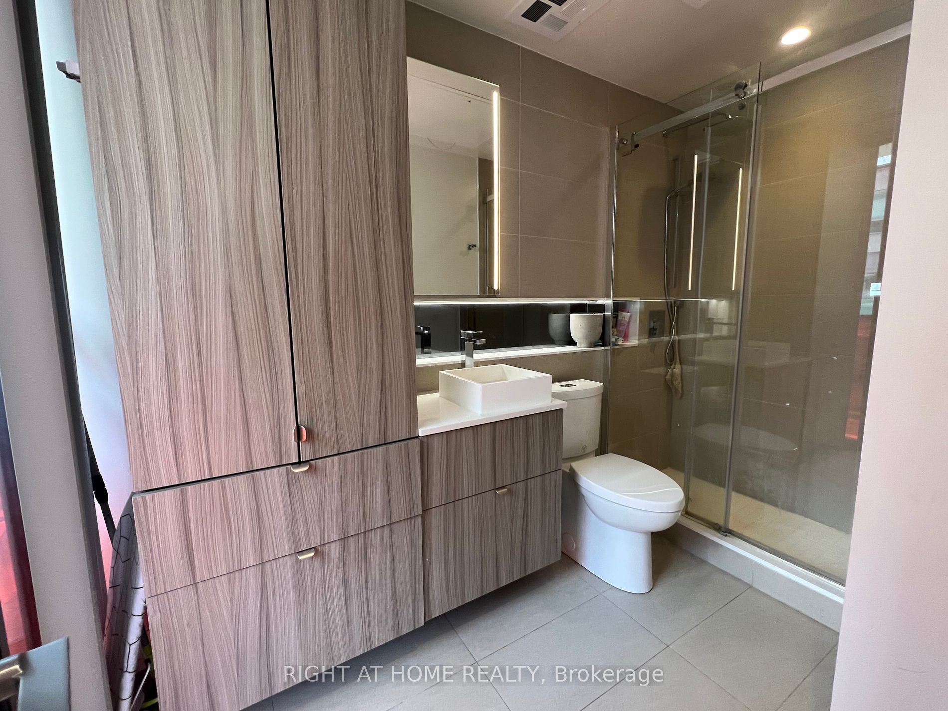 215 Queen St W, #1116