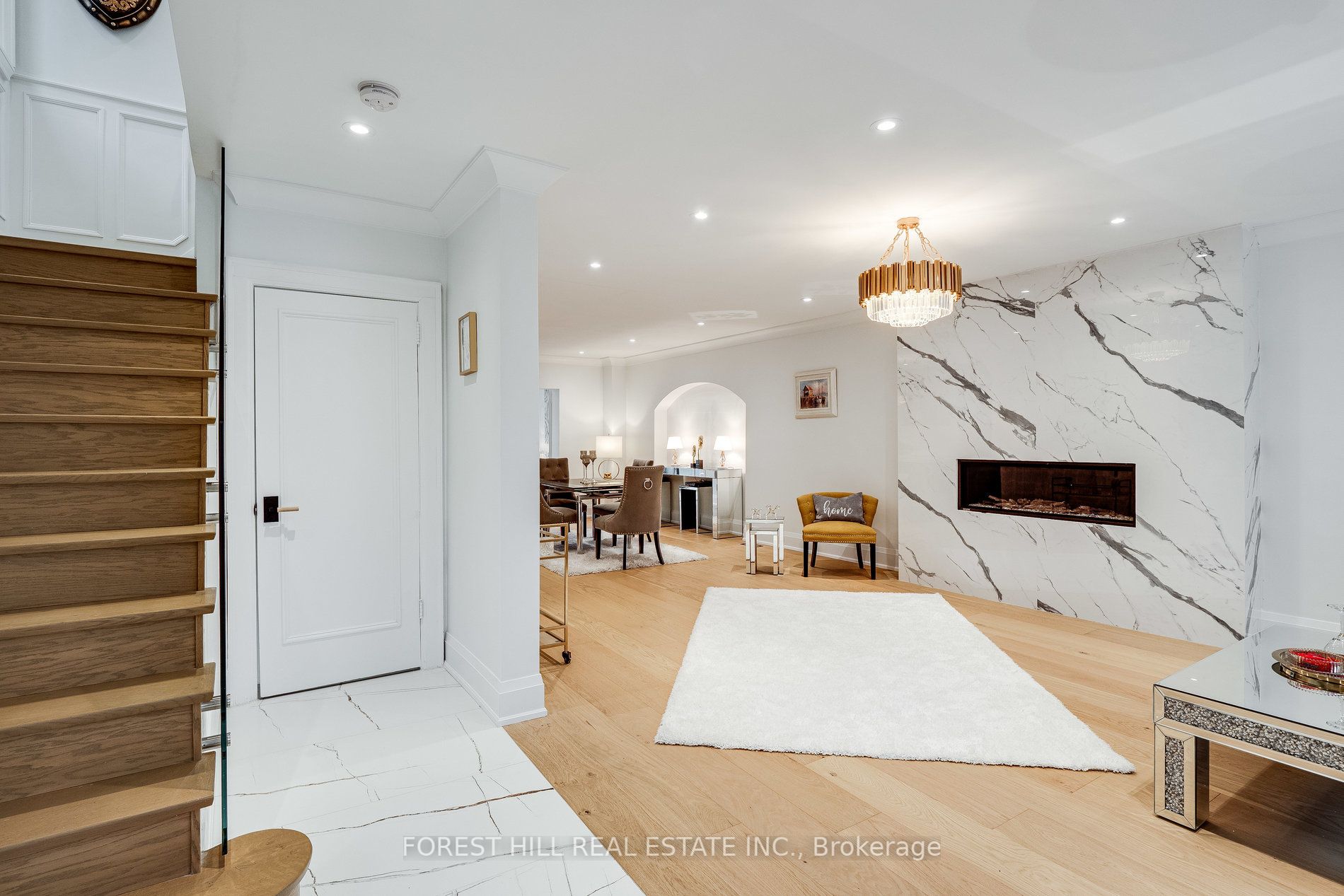 293 Chaplin Cres