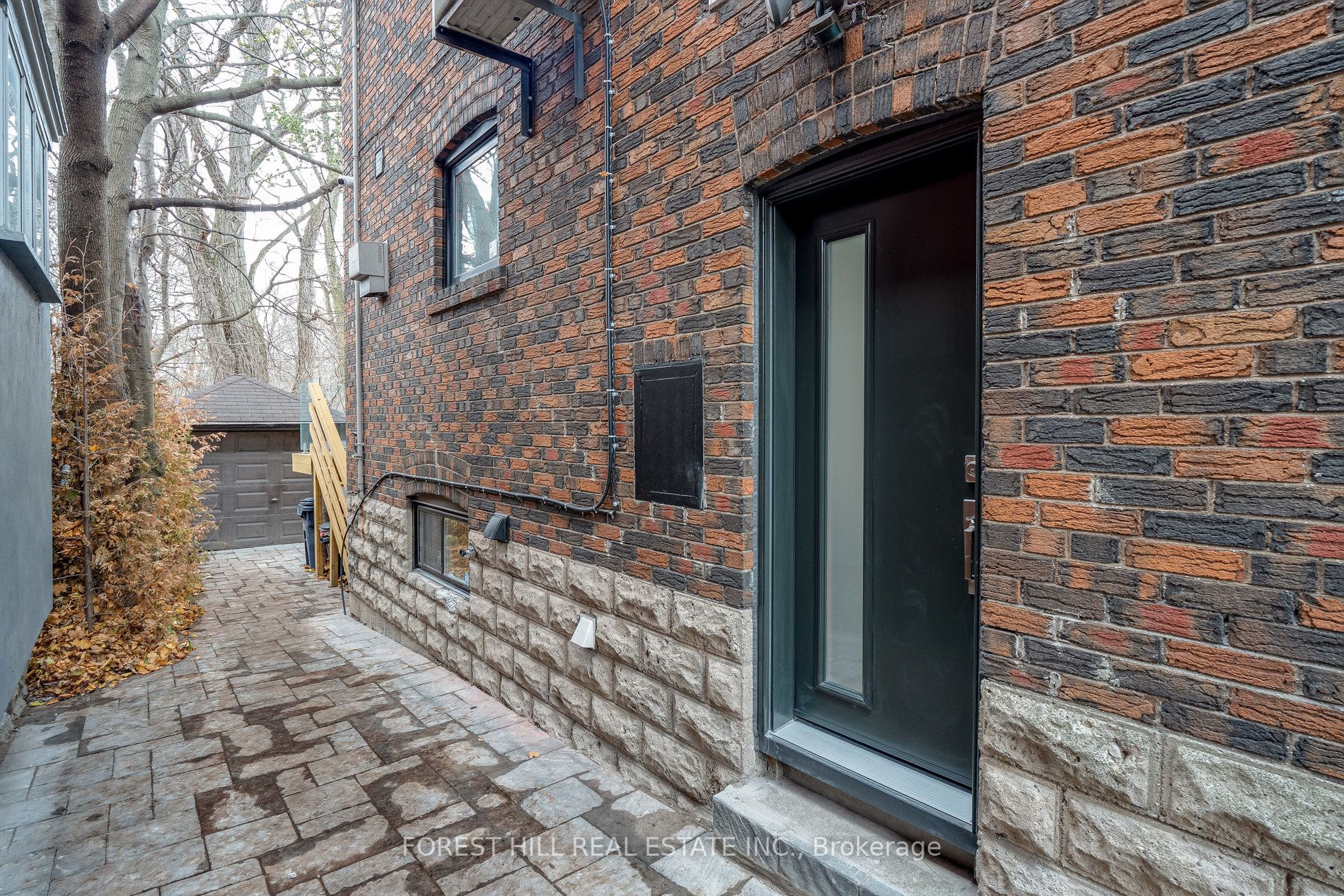 293 Chaplin Cres