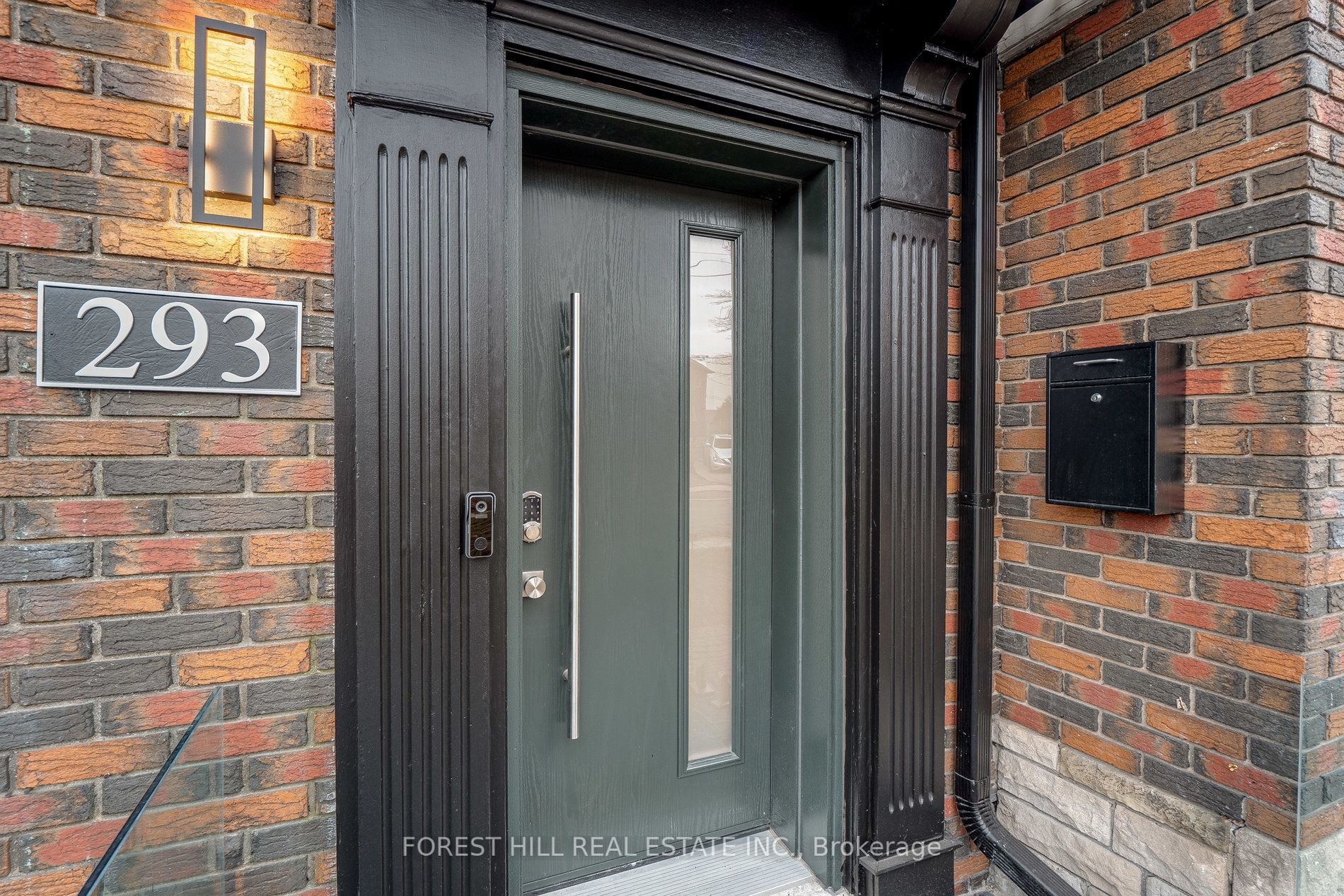 293 Chaplin Cres