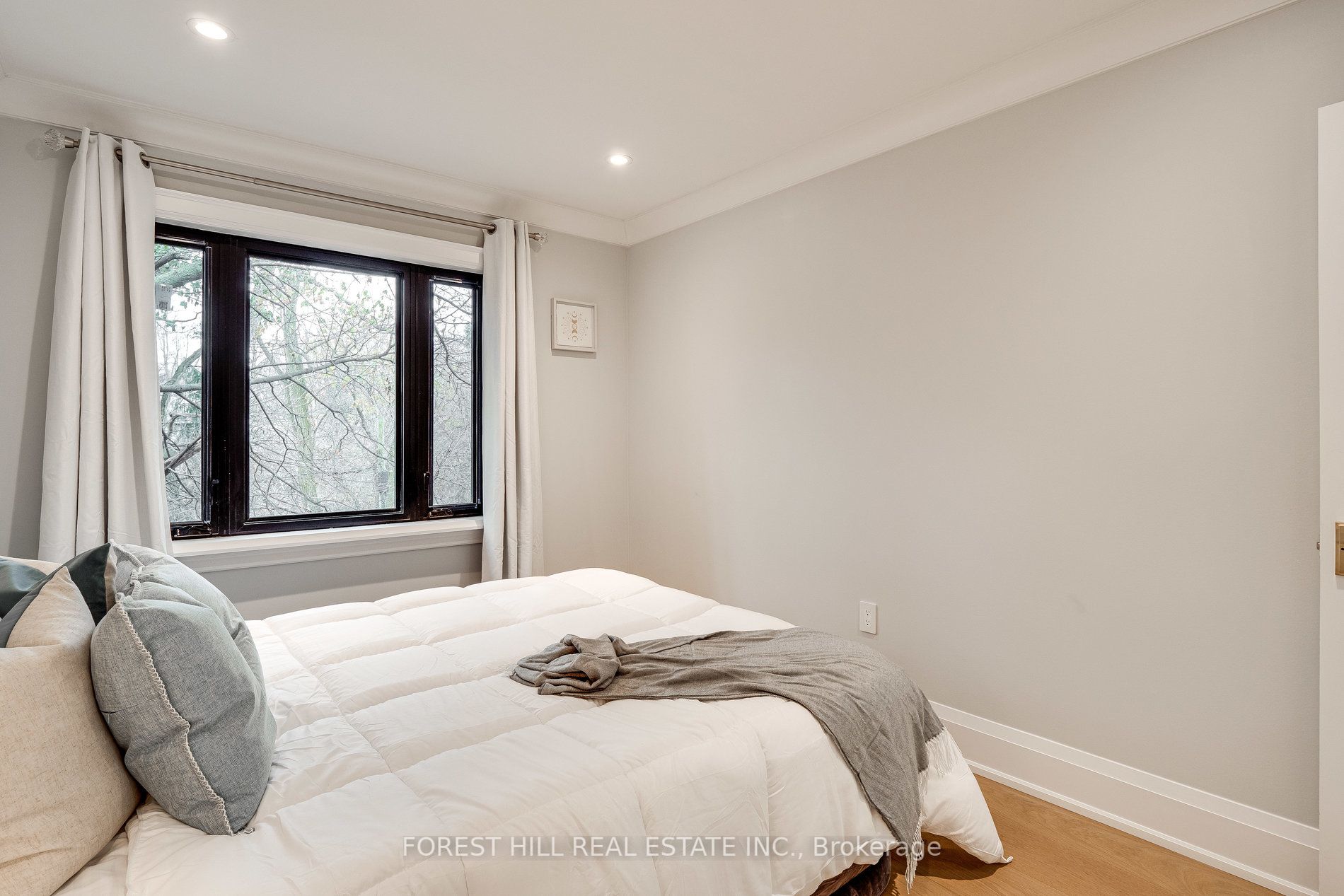 293 Chaplin Cres