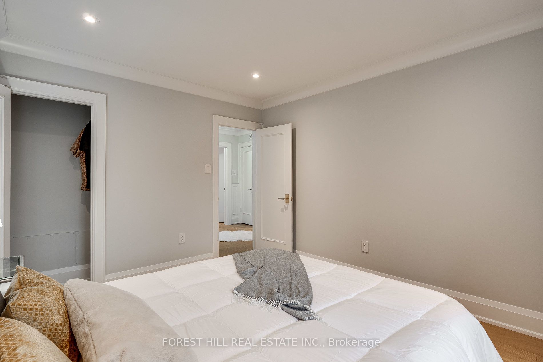 293 Chaplin Cres