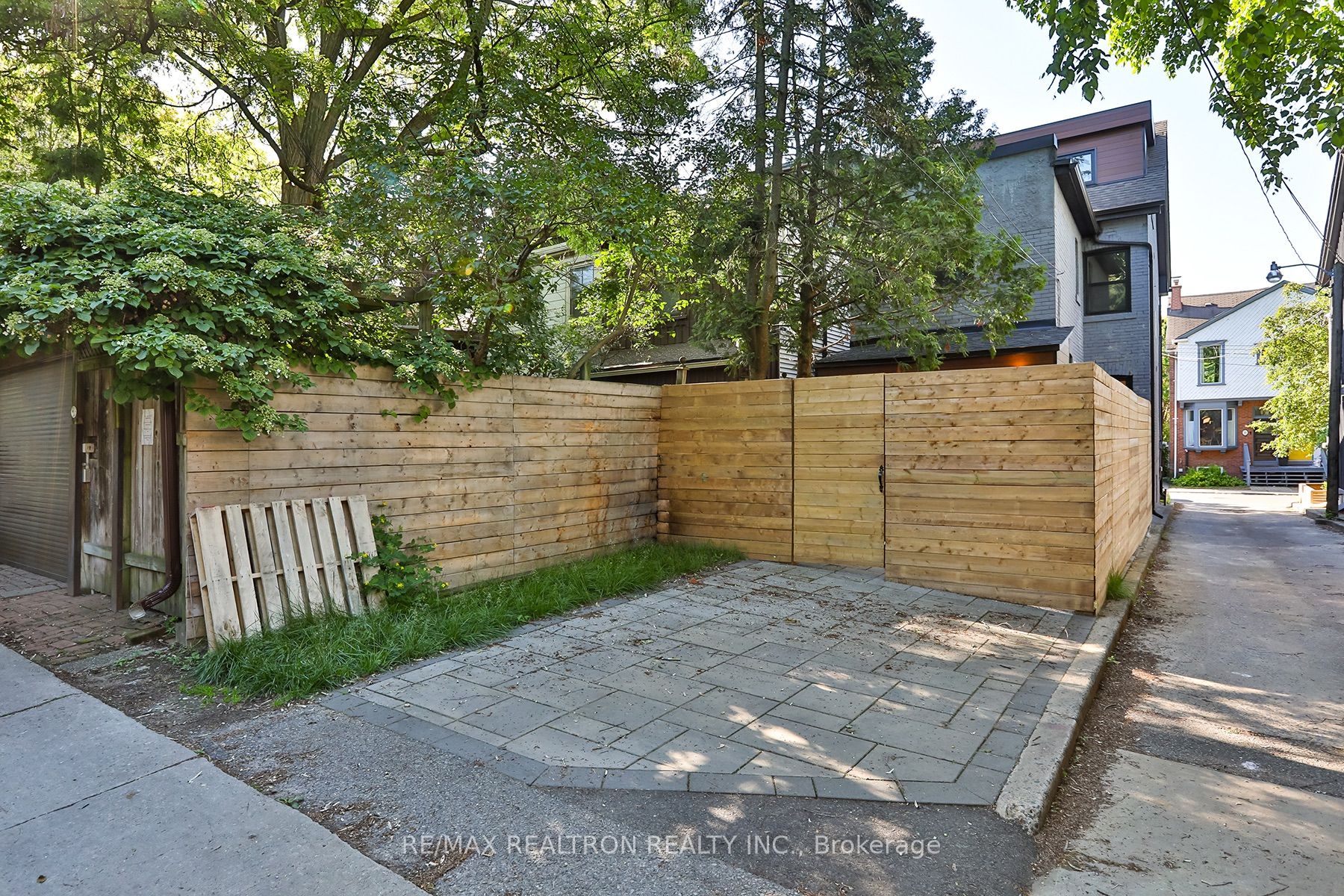 40 Salisbury Ave