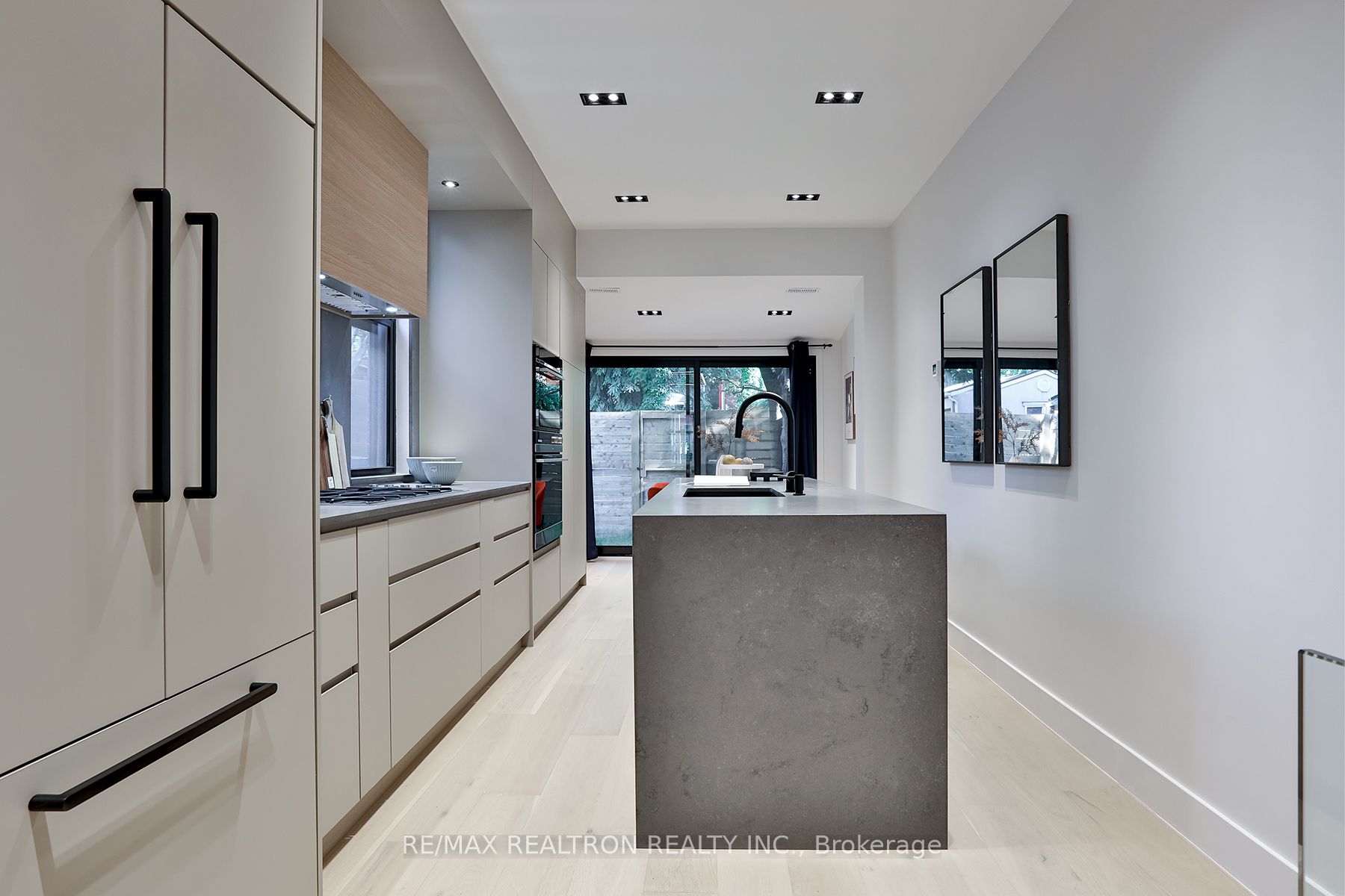 40 Salisbury Ave