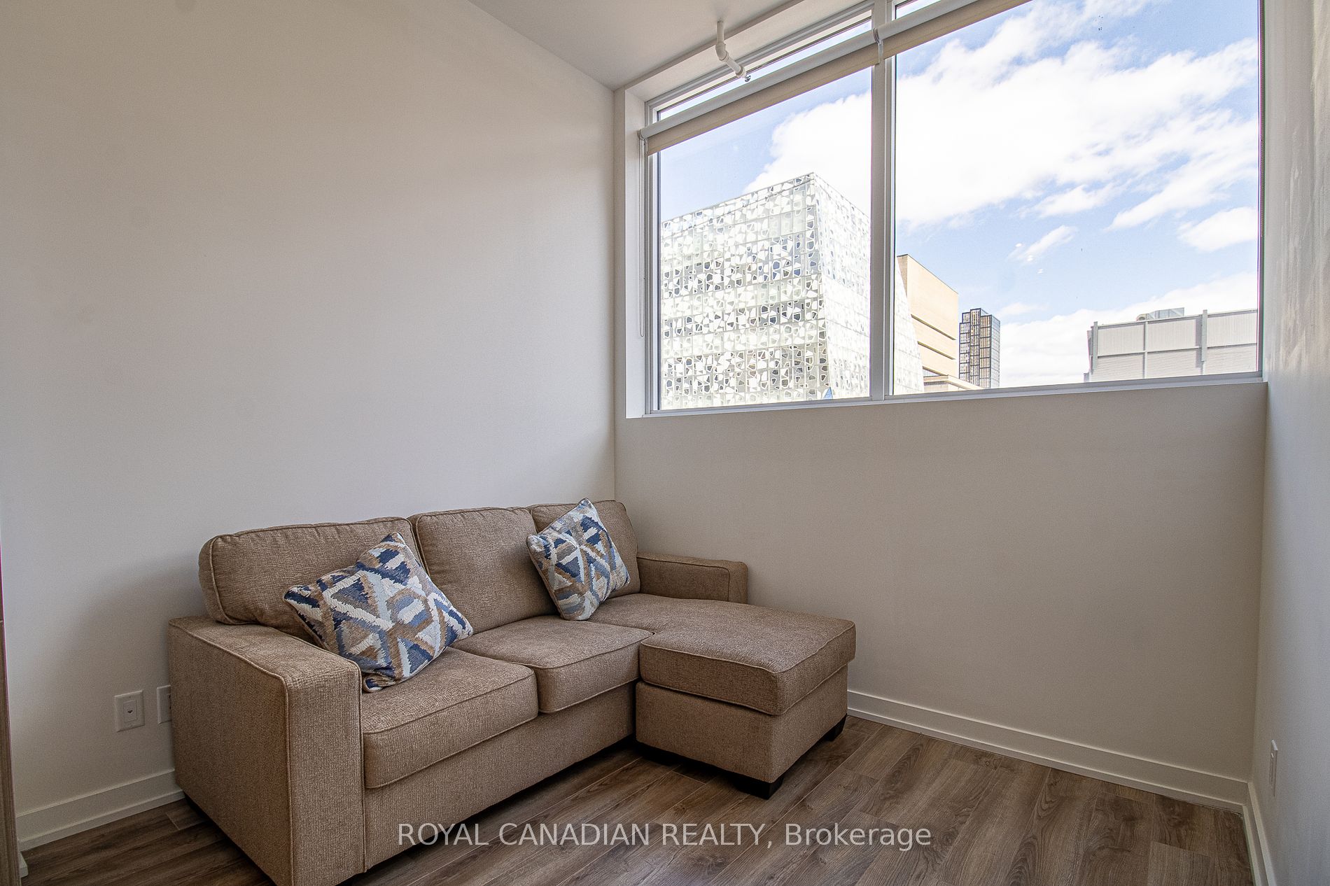 20 Edward St, #404