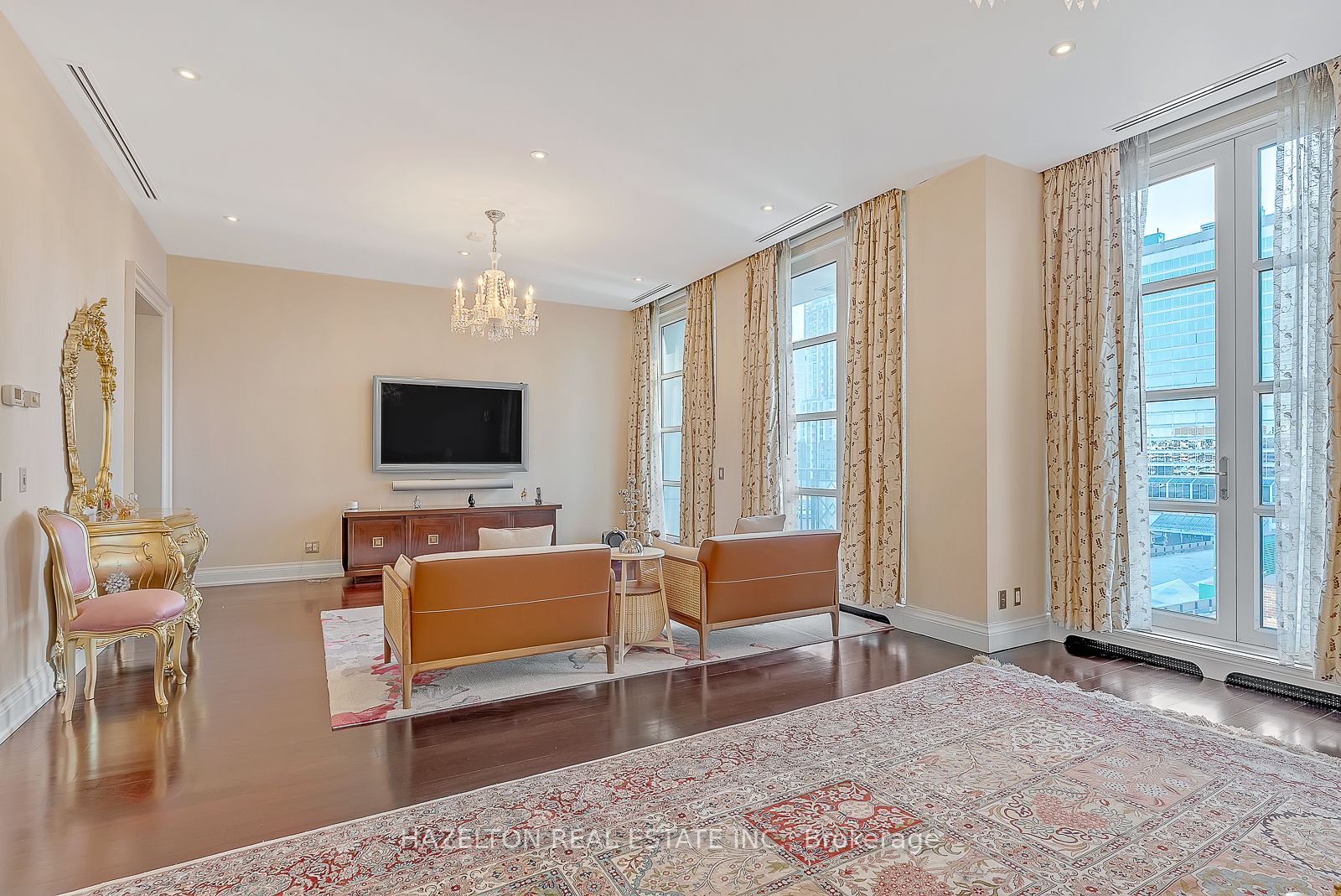 118 Yorkville Ave, #601