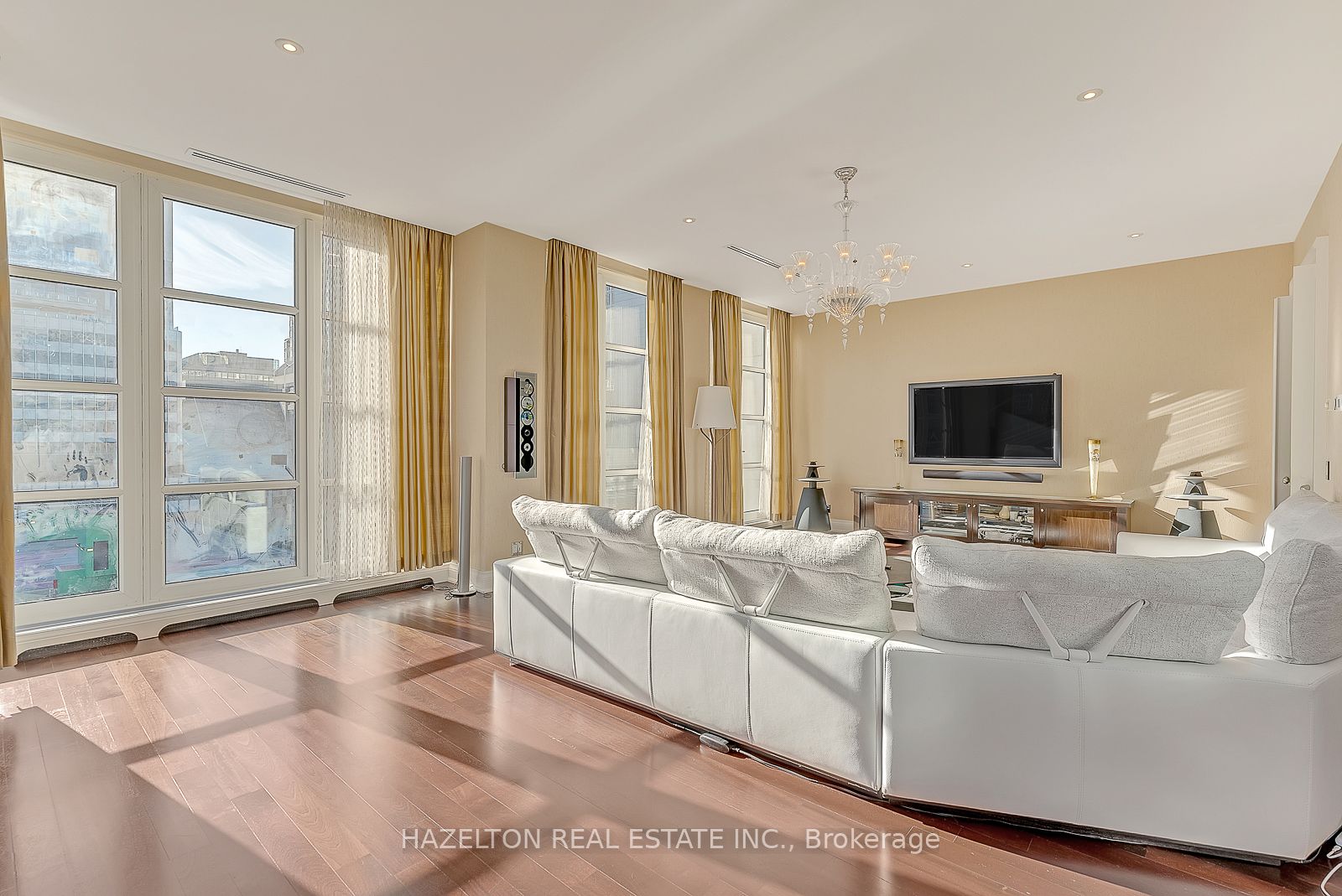 118 Yorkville Ave, #601