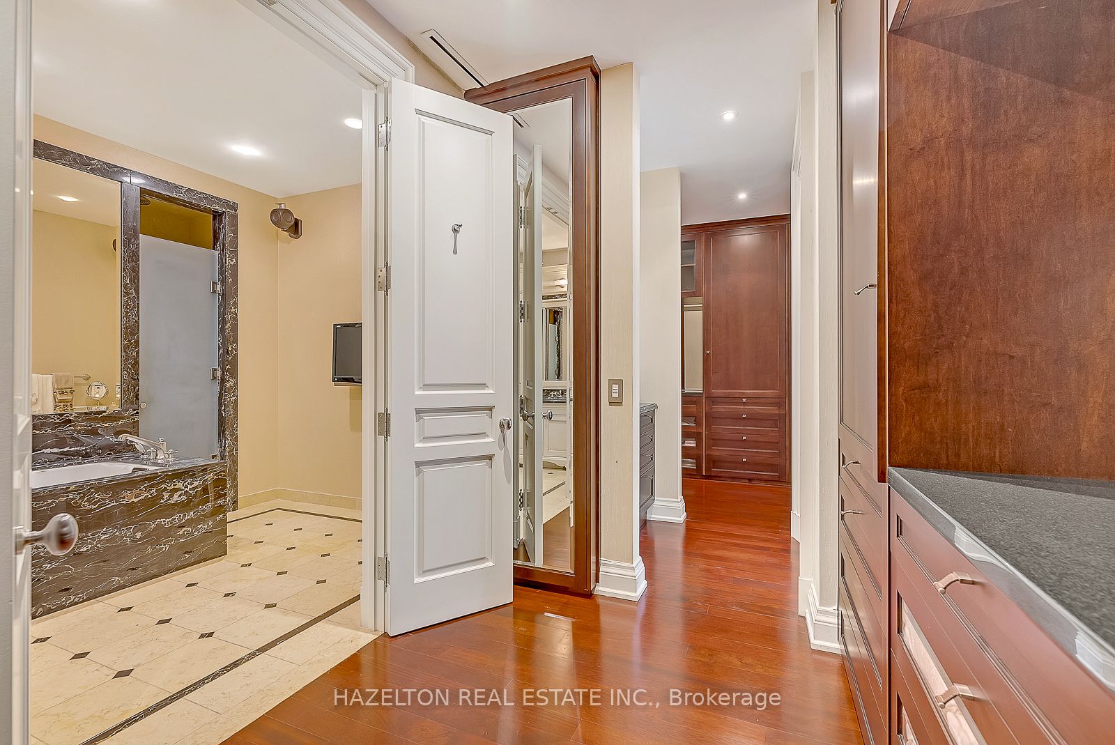 118 Yorkville Ave, #601