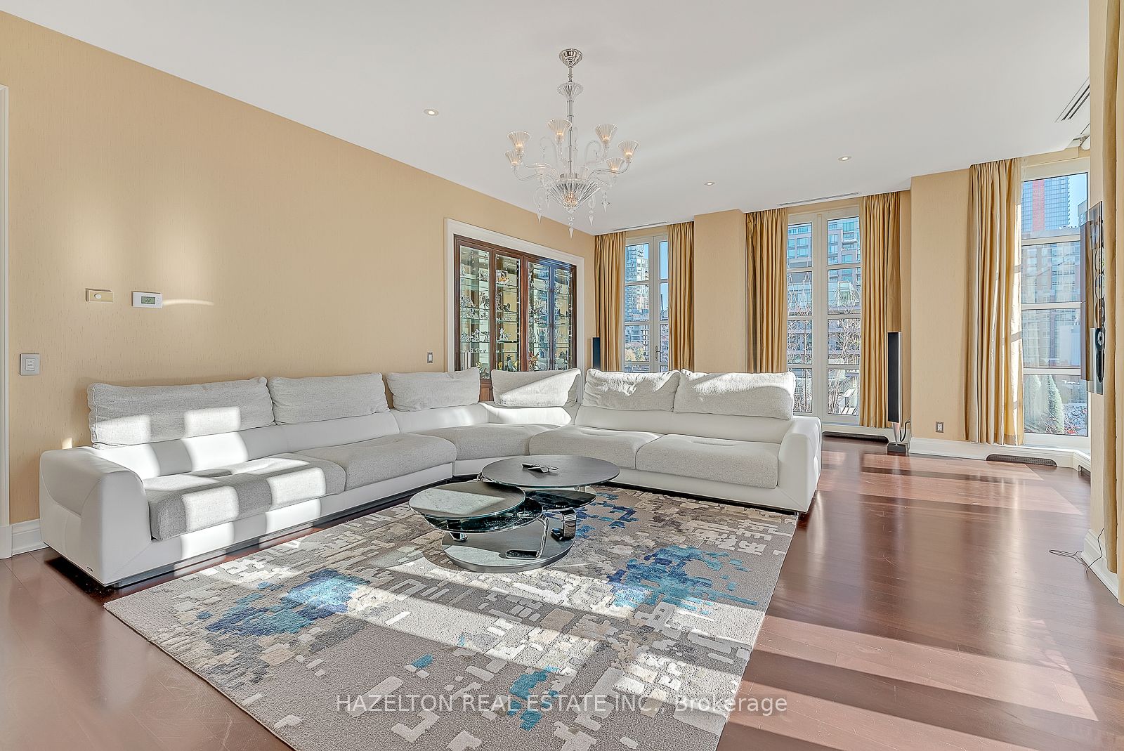 118 Yorkville Ave, #601