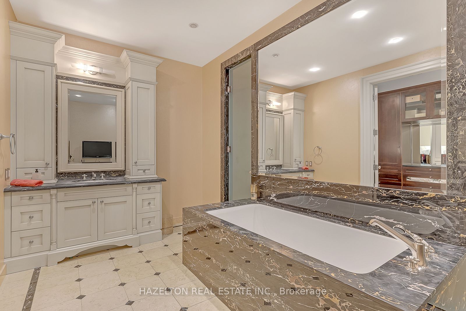 118 Yorkville Ave, #601