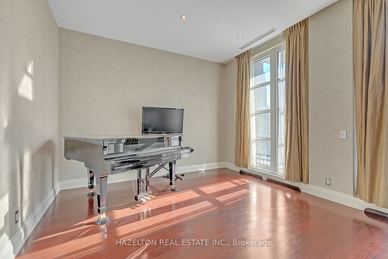118 Yorkville Ave, #601