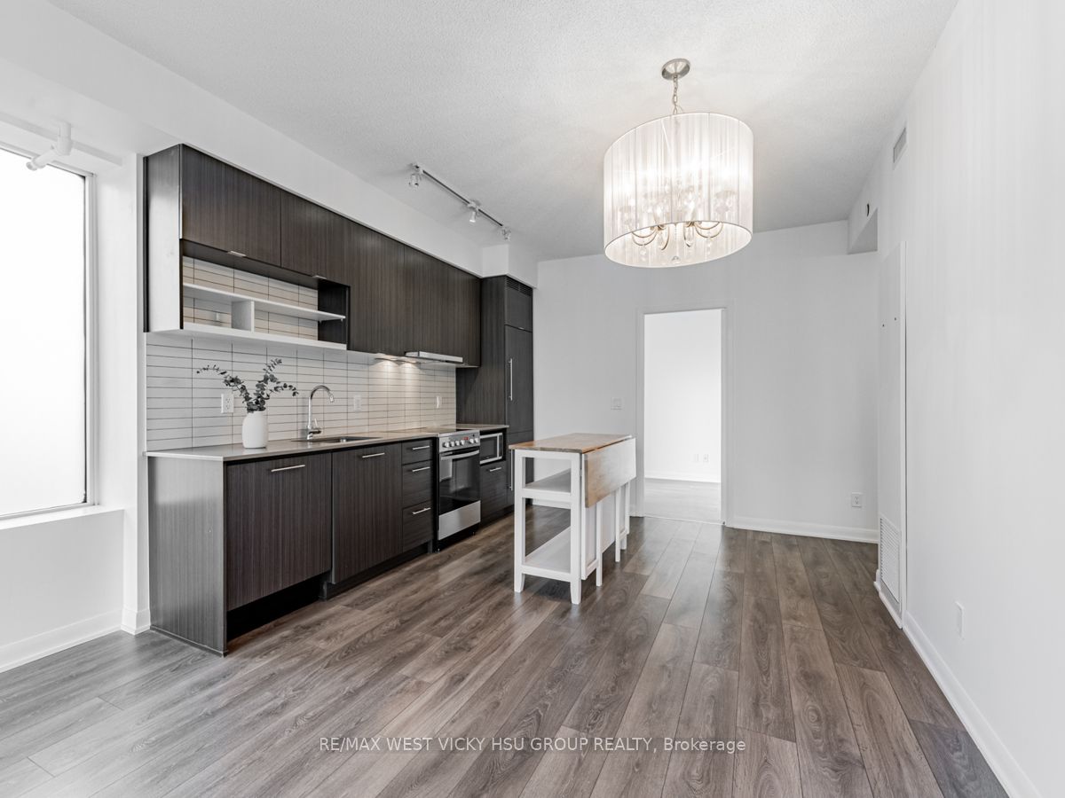 435 Richmond St W, #810