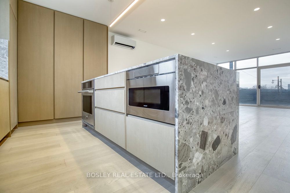 899 Dundas Street W
