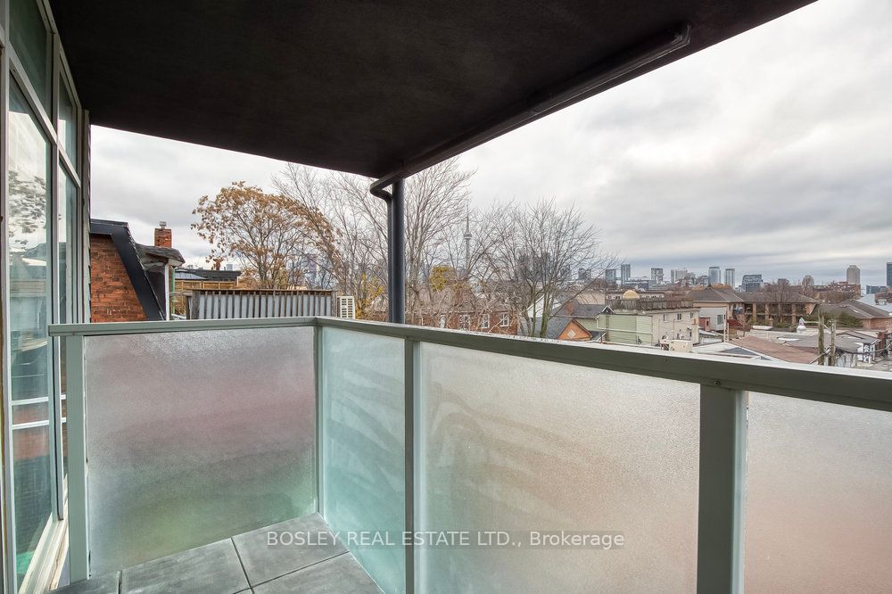 899 Dundas Street W